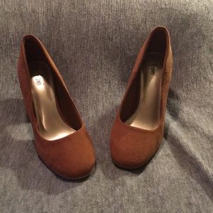 Fiona closed toe heels